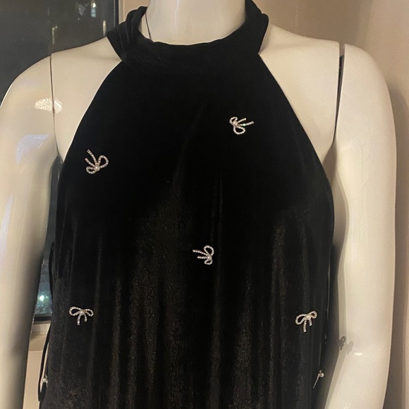 Elegant Black Velvet Dress with Embellishments - Picture 6 of 12